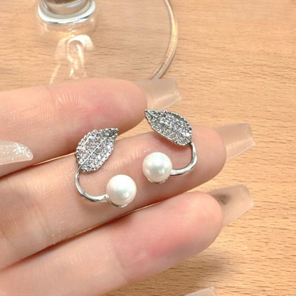 π Beautiful Korean Leaf Pearl Earrings