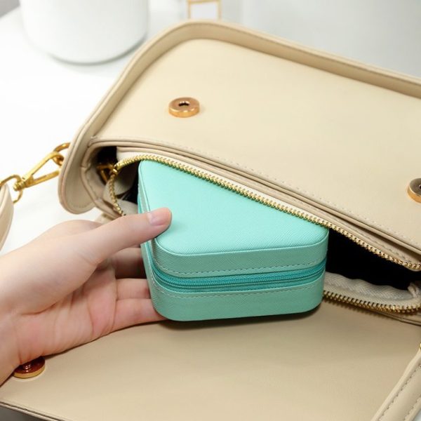 ✈️ Compact Travel Leather Jewelry Organizer Box – Portable & Stylish Pocket Case 💼