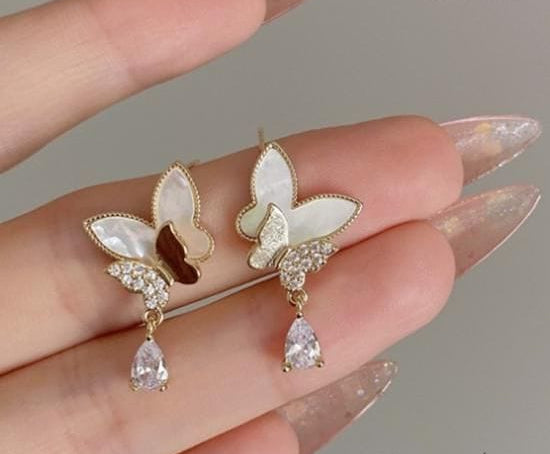 🦋 Double Butterfly Hanging Pearl Earrings