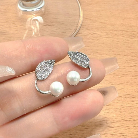 🍃 Beautiful Korean Leaf Pearl Earrings