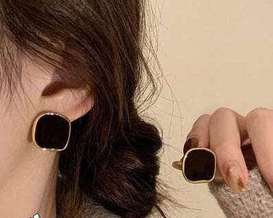 🇫🇷 French Square Earrings – Elegant Irregular Metallic Studs for Women ✨